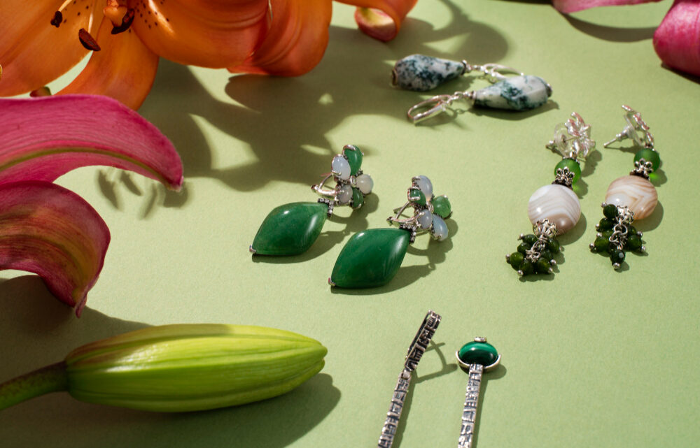 Biżuteria retro – jak wprowadzić vintage styl do swojej garderoby?