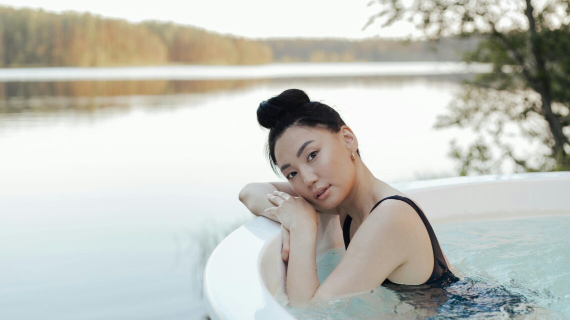 Co ile wymieniać wodę w jacuzzi ogrodowym? Dlaczego moja wanna z hydromasażem wygląda na mętną?