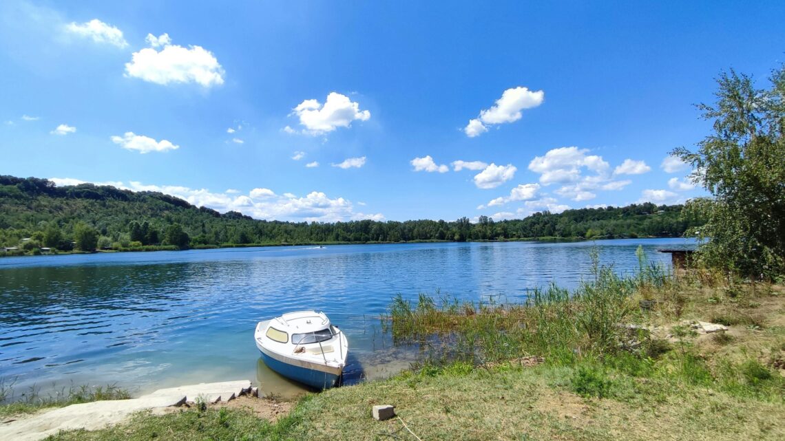 Pokoje nad jeziorem na pomorzu – Czym różni się wypoczynek przy wodzie śródlądowej od pobytu przy plaży i dlaczego Dolina Charlotty łączy oba światy w jednym miejscu?