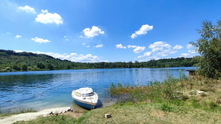 Pokoje nad jeziorem na pomorzu – Czym różni się wypoczynek przy wodzie śródlądowej od pobytu przy plaży i dlaczego Dolina Charlotty łączy oba światy w jednym miejscu?