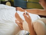 Manicure hybrydowy w domu – Jak zrobić trwały lakier krok po kroku?