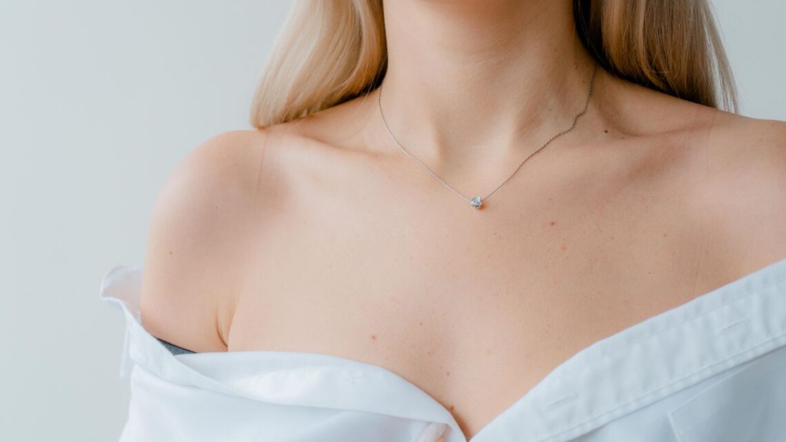 Biżuteria minimalistyczna – Jak dobrać dodatki, które pasują do każdej stylizacji