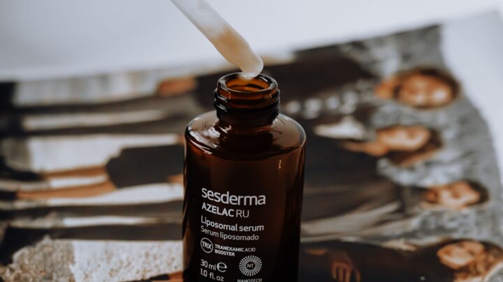 Kwas hialuronowy kontra retinol – Odkryj, który naprawdę odmładza skórę i jak łączyć je bez podrażnień